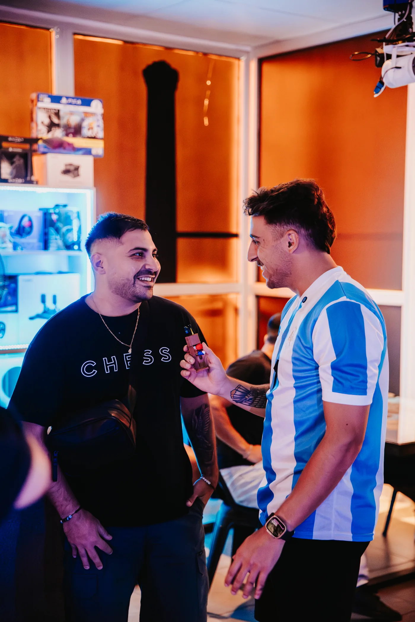 Dos amigos festejando después de una partida
