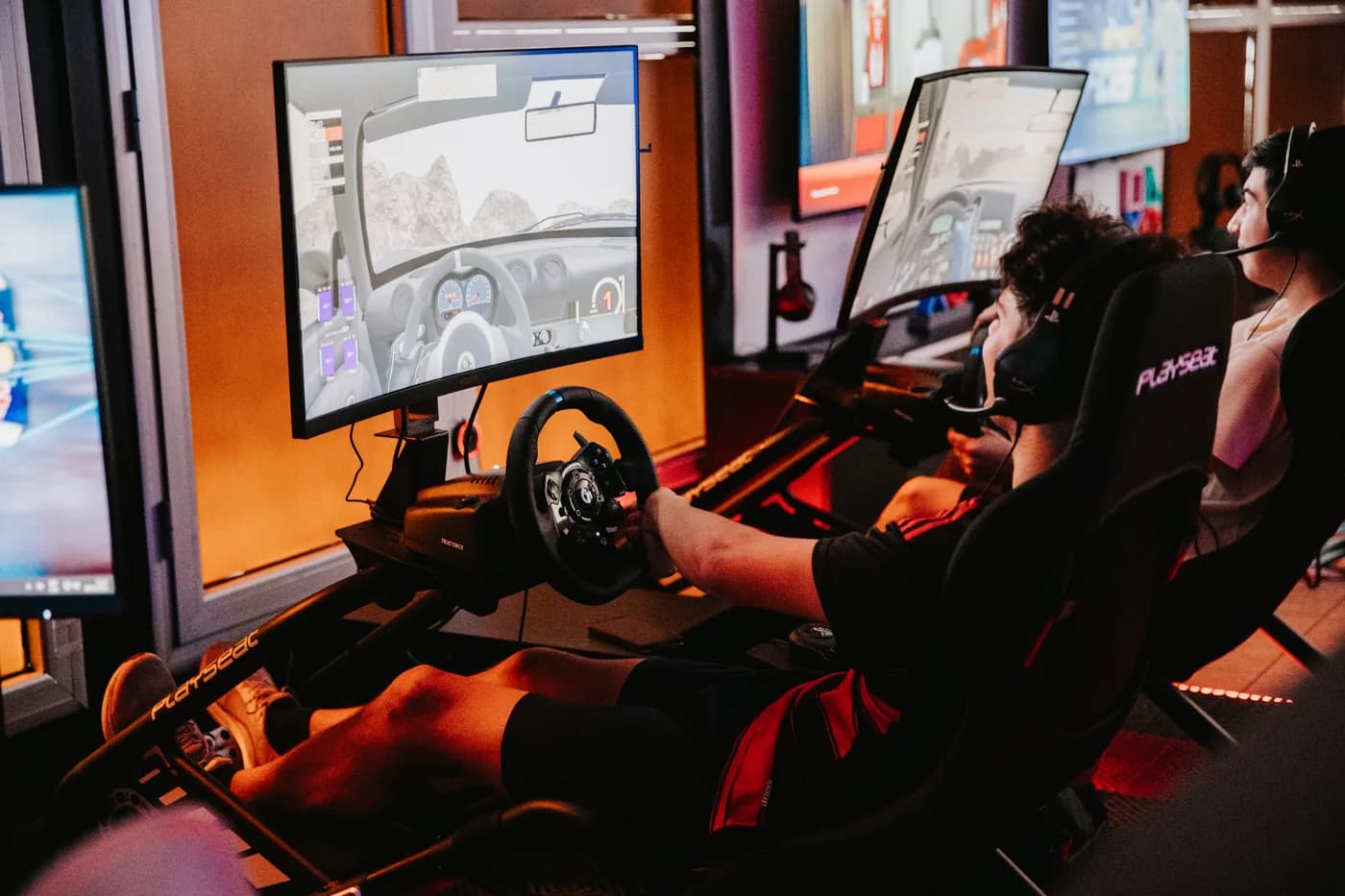 Puesto del simulador de carreras con volante y pedalera