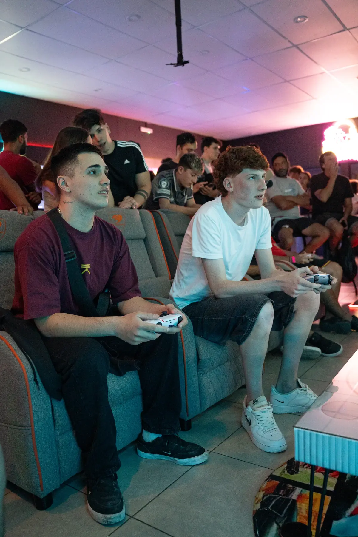 Público sentado en los sillones mirando una partida del torneo