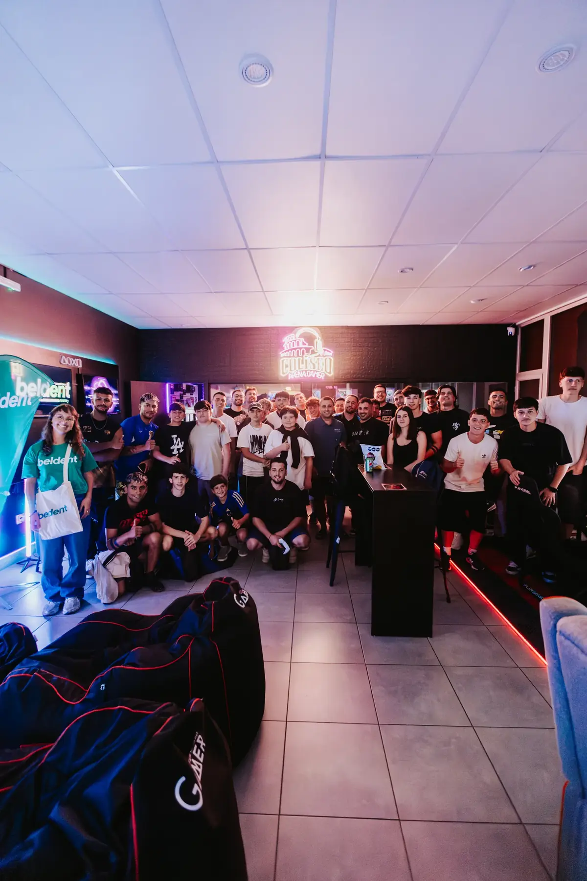 El salón lleno de gente durante una noche de torneo